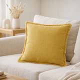 Coussin uni Laly Gold 45 x 45 en situation