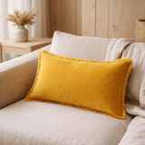 Coussin uni Fara Curry 30 x 50 en situation