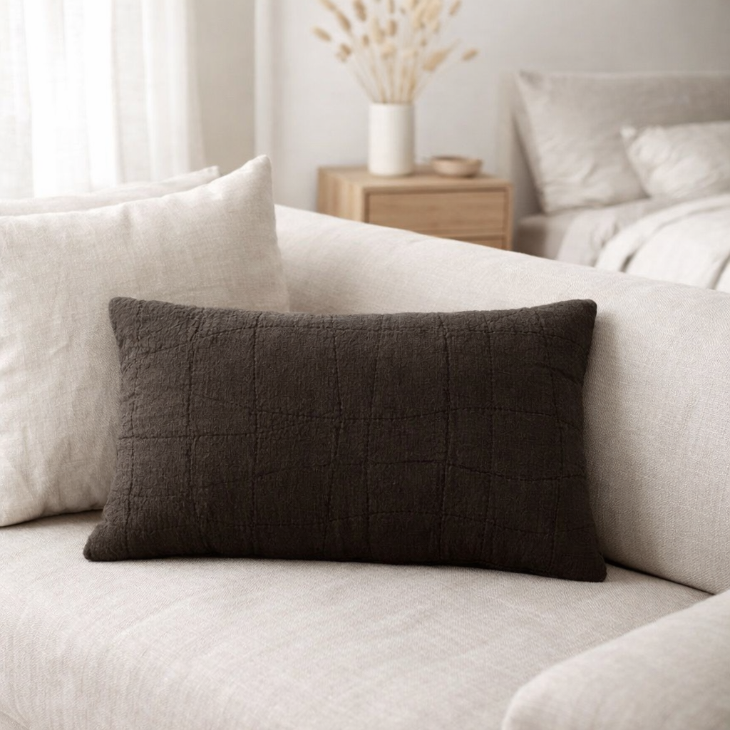 Coussin recyclé Titou Carbone 30 x 50 en situation
