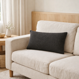 Coussin recyclé Maia Carbone 30 x 50 en situation