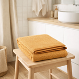 Drap de douche Bora Moutarde 70 x 130 en situation