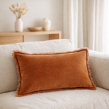Coussin uni Fara Caramel 40 x 65 en situation