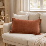 Coussin uni Fara Sienne 40 x 65 en situation
