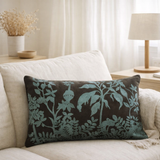 Coussin brodé Raki Carbone 30 x 50 en situation