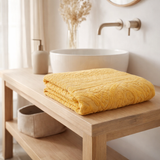 Drap de bain uni Zoe Mimosa 100 x 180 en situation