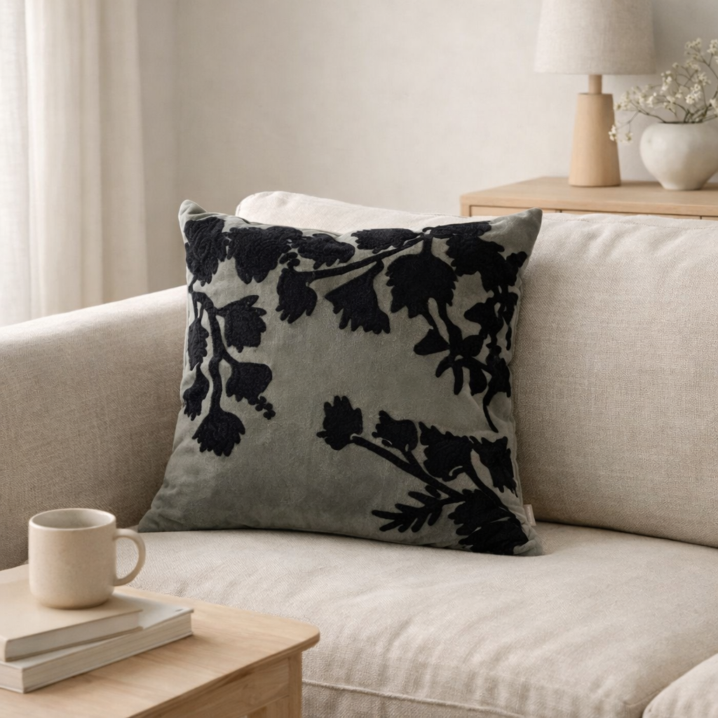 Coussin Rosalie brodé Thym 45 x 45 en situation