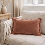 Coussin uni Fara Bois de rose 30 x 50 en situation