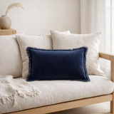 Coussin uni Fara Marine 30 x 50 en situation