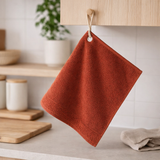 Essuie-mains oeillet Curl Terracotta 50 x 50 en situation
