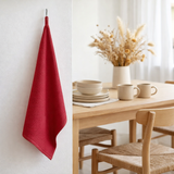 Torchon Nid d'abeille uni Mumba Rubis 50 x 70 en situation