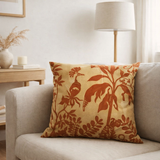 Coussin brodé Raki Gold 45 x 45 en situation