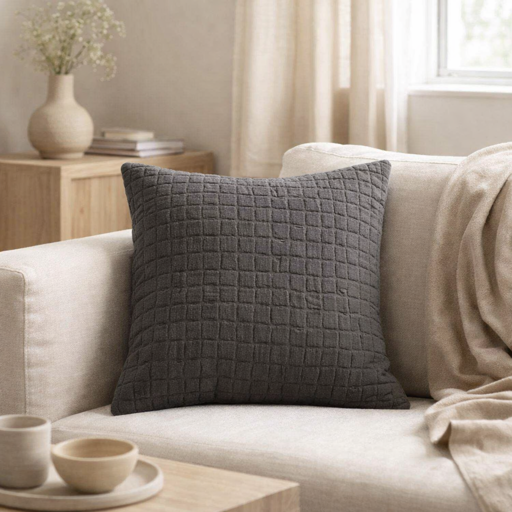 Coussin stonewashed Swami Asphalte 45 x 45 en situation