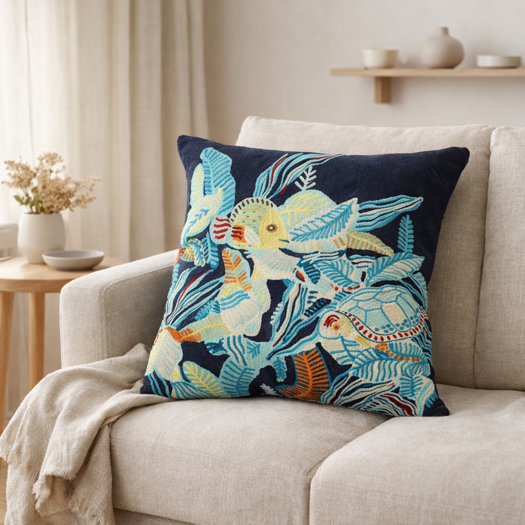 Coussin brodé Dori Marine 45 x 45 en situation