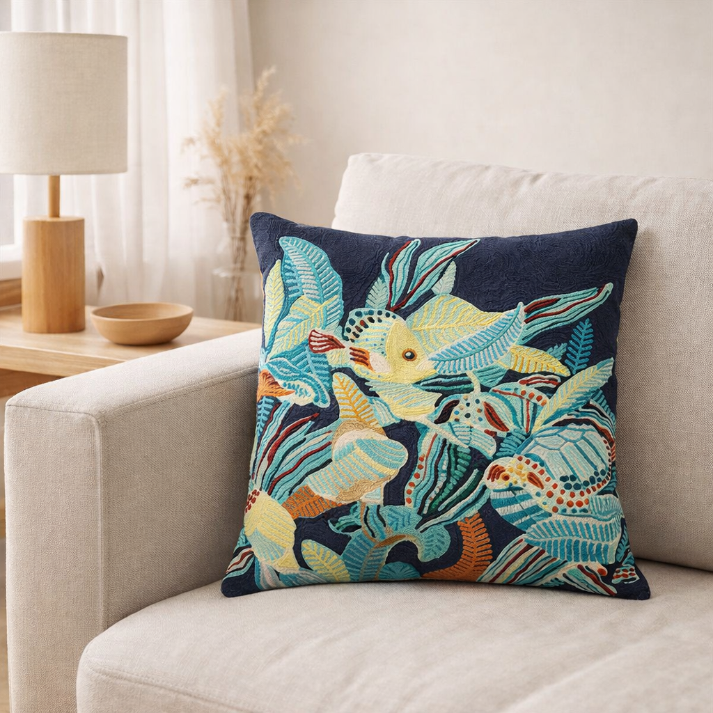 Coussin brodé Dori Marine 45 x 45 en situation