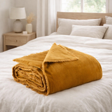 Plaid uni Fara Safran 135 x 200 en situation