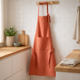Tablier de cuisine recyclé Ada Tomette 72 x 85 en situation