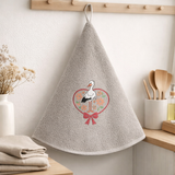 Essuie-mains rond Brodé Cigogne Fleurs Gris Diamètre 60 cm en situation