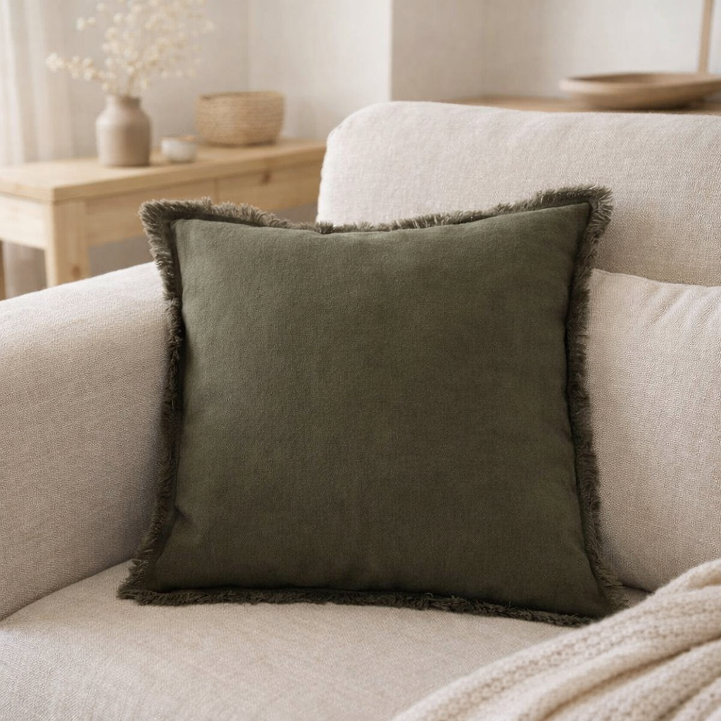 Coussin uni Laly Olive 45 x 45 en situation