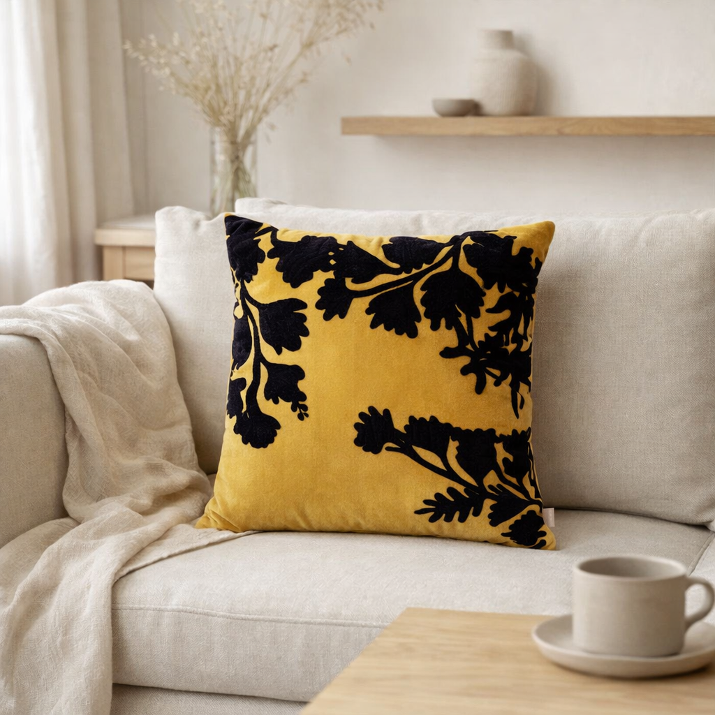 Coussin Rosalie brodé Mirabelle 45 x 45 en situation