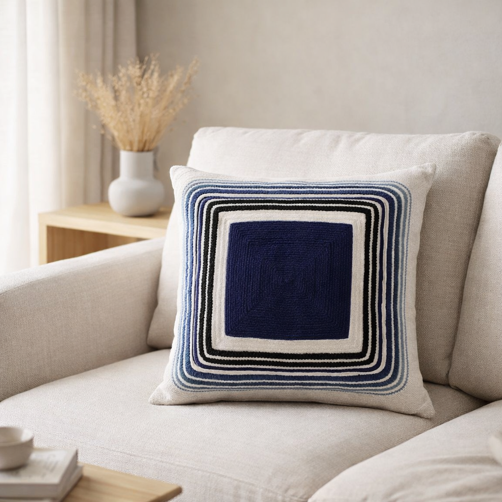Coussin brodé Cassie Marine 45 x 45 en situation