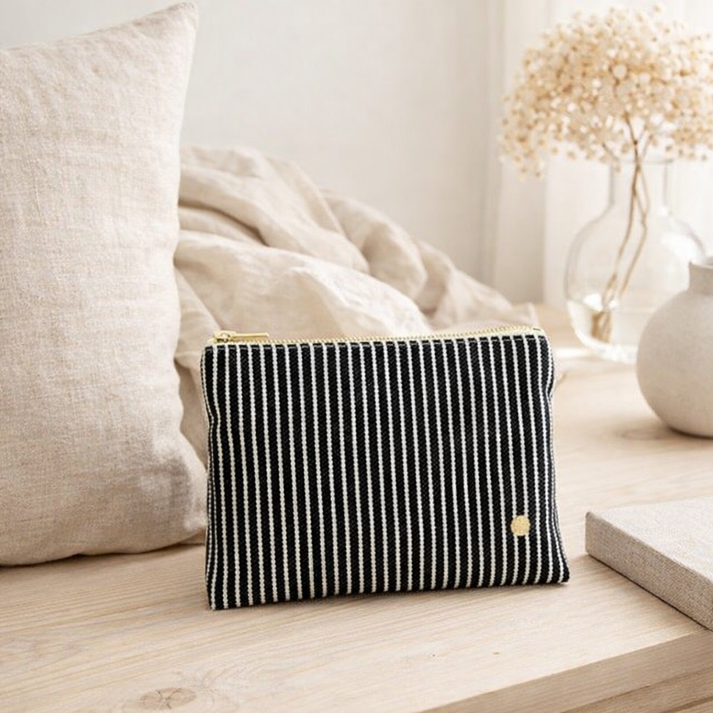 Pochette basile caviar m 14 x 19 x 1 en situation