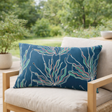 Coussin imprimé Alga outdoor Indigo 40 x 65 en situation