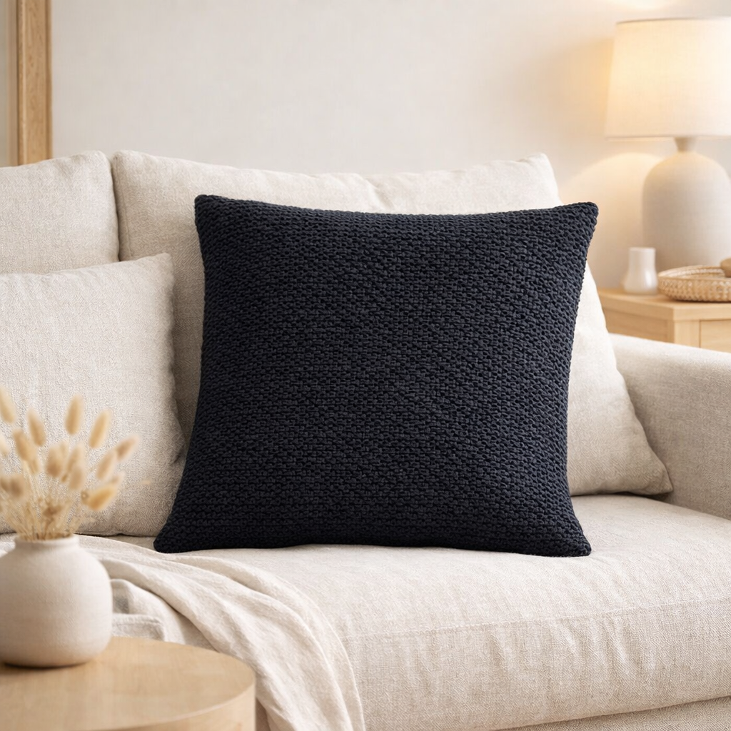 Coussin stonewashed Maia Caviar 45 x 45 en situation