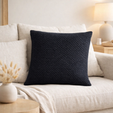 Coussin stonewashed Maia Caviar 45 x 45 en situation