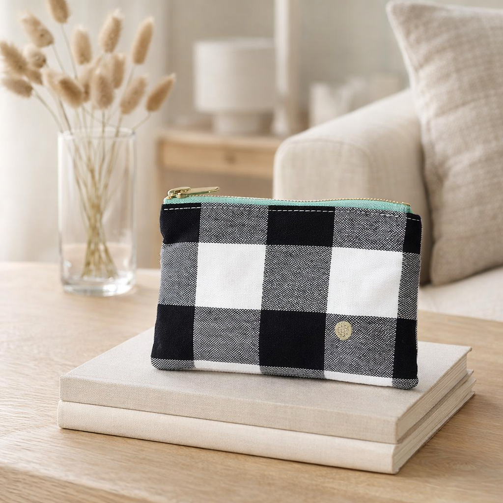 Pochette max caviar menthe s en situation