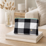Pochette max caviar menthe s en situation