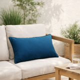 Coussin uni Alga extérieur Indigo 40 x 65 en situation