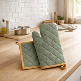 Lot gant de cuisine/manique recyclé Grace Matcha 15 x 32 en situation