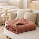 Plaid uni Fara Bois de rose 135 x 200 en situation
