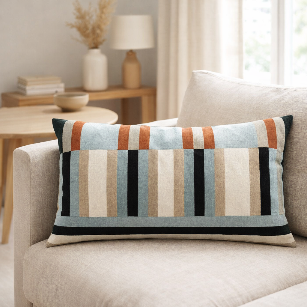 Coussin brodé Jason Ciel 40 x 65 en situation