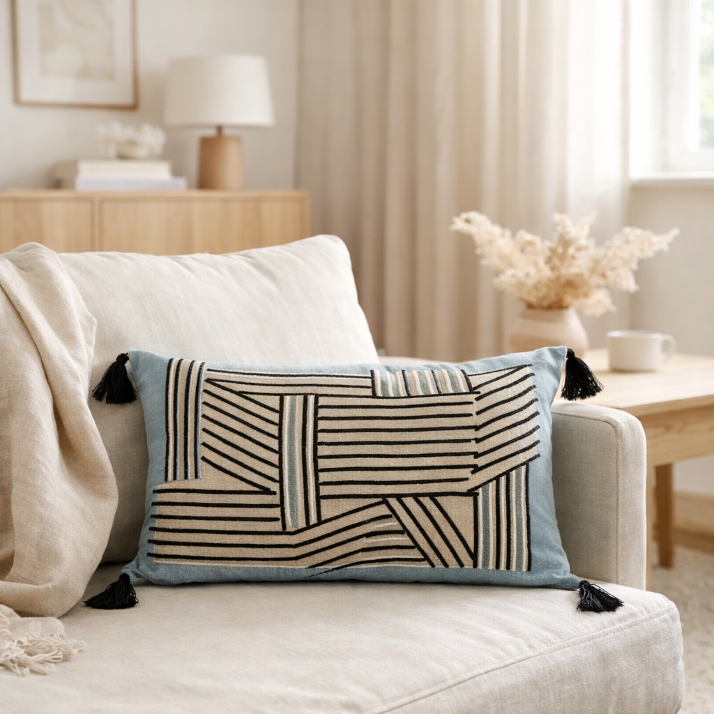 Coussin brodé Kori Ciel 30 x 50 en situation