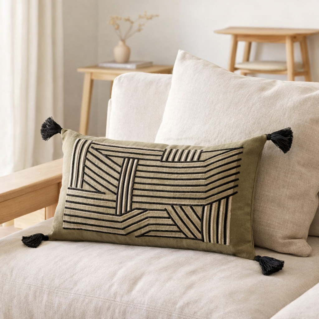 Coussin brodé Kori Cèdre 30 x 50 en situation