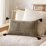Coussin brodé Kori Cèdre 30 x 50 en situation