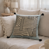 Coussin brodé Kori Ciel 45 x 45 en situation