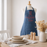 Tablier de cusine Je me bonifie avec l'âge recyclé Rouge Indigo 72 x 90 en situation