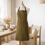 Tablier de cuisine Léo Kaki 70 x 90 en situation