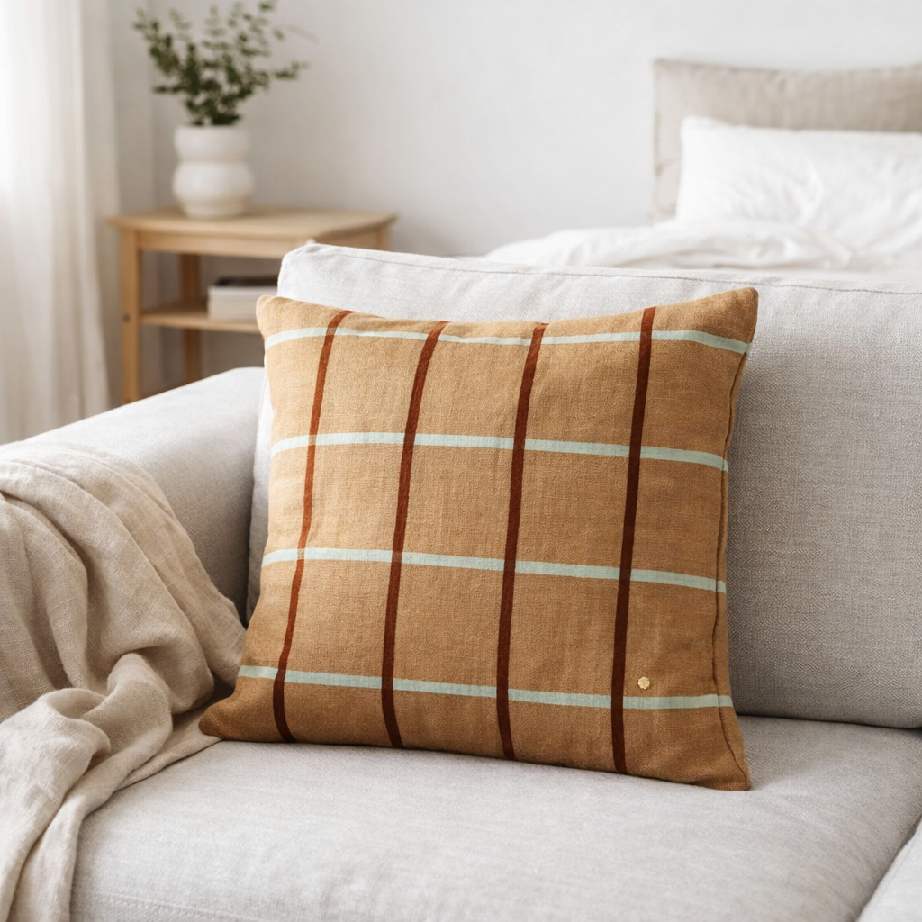 Housse de coussin Carl Caramel 50 x 50 en situation