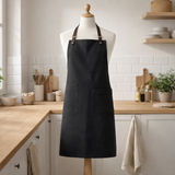 Tablier de cuisine Léo Noir 70 x 90 en situation