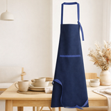 Tablier de cuisine Titouan Bleu 72 x 85 en situation
