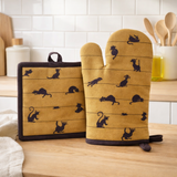 Lot gant de cuisine/manique Dubout Partition de chats Cannelle 18 x 28 en situation