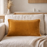 Coussin uni Fara Safran 40 x 65 en situation