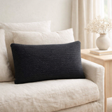 Coussin recyclé Maia Caviar 30 x 50 en situation