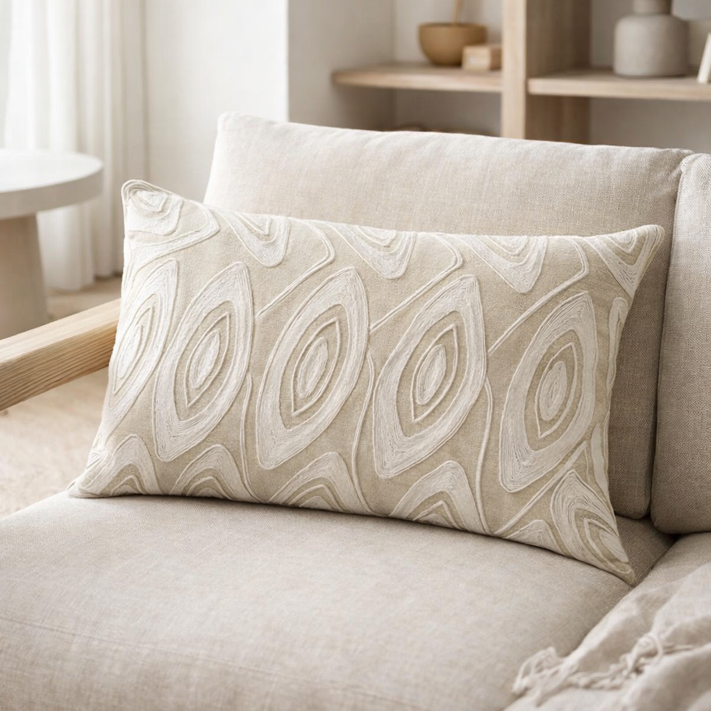 Coussin brodé Leya Neige 40 x 65 en situation