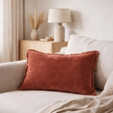Coussin uni Fara Sienne 30 x 50 en situation