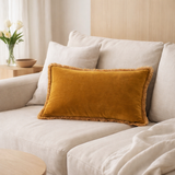 Coussin uni Fara Safran 30 x 50 en situation