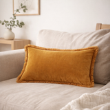 Coussin uni Fara Safran 30 x 50 en situation